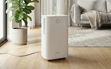 Biały przenośny klimatyzator Mission Air w eleganckim salonie z drewnianą podłogą